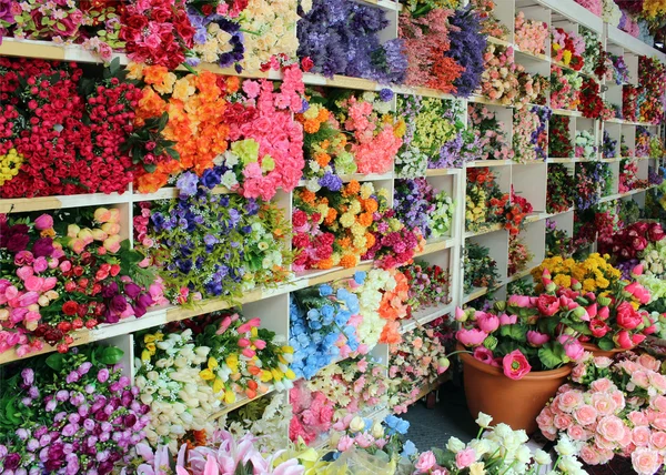 Flores nas prateleiras — Fotografia de Stock