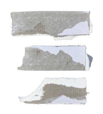 Kahverengi ve beyaz kıvrımlı kraft kağıdı beyaz arka planda izole edilmiş parçalara ayrılmış.