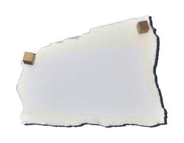 Beyaz arkaplanda izole edilmiş beyaz kraft kağıdı parçalanmış.