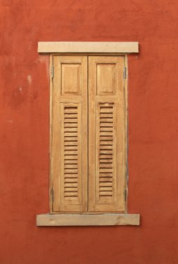 kırmızı duvar ahşap pencere