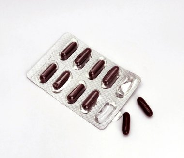 Beyaz arkaplanda folyo paketlerindeki tabletler