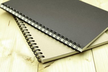 Defter masanın üstünde. 