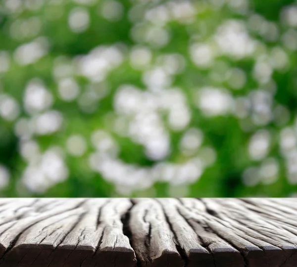 Fiore bokeh in sfondo sfocato con pavimento in legno — Foto Stock