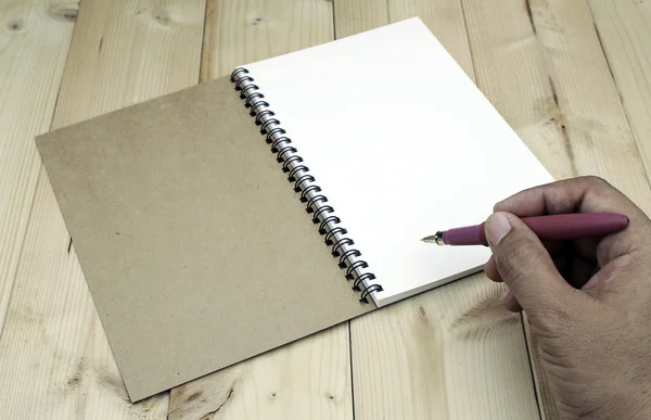 Handschrift in open notitieboek op tafel — Stockfoto