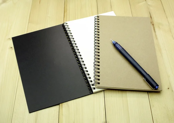 Open notebook op tafel — Stockfoto