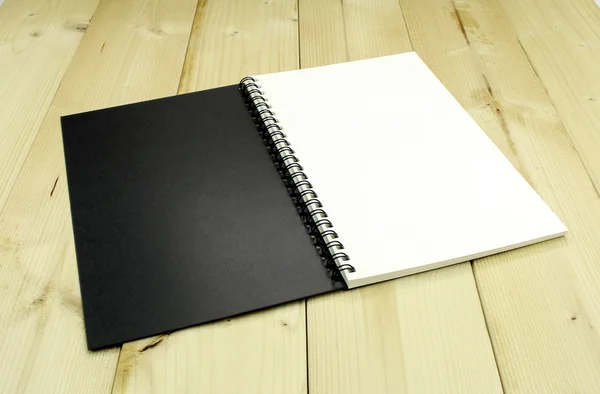 Open notebook op tafel — Stockfoto