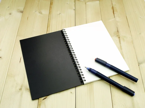 Open notebook en pen op de tafel — Stockfoto