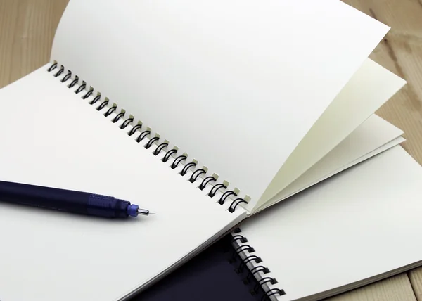 Open notebook en pen op de tafel — Stockfoto