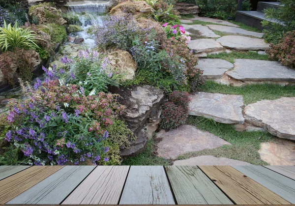 Camminare nel bellissimo giardino con piccola cascata — Foto Stock