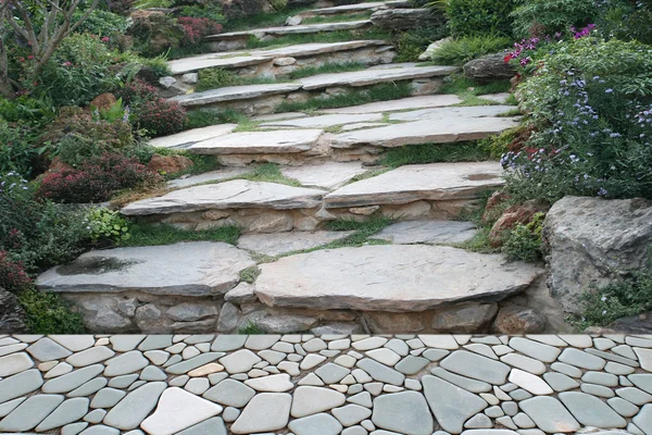 Caminar camino en hermoso jardín — Foto de Stock