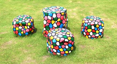 Masa ve sandalyeler yeşil çimenlerin üzerinde set