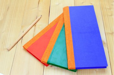 Ahşap yüzey ve kalem boş not defteri