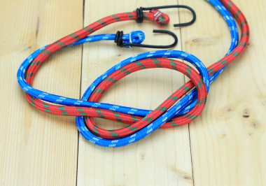 Eski ahşap zemin üzerinde Elastik bant