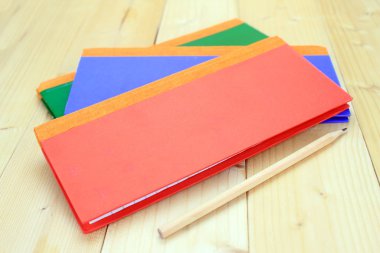 Ahşap yüzey ve kalem boş not defteri