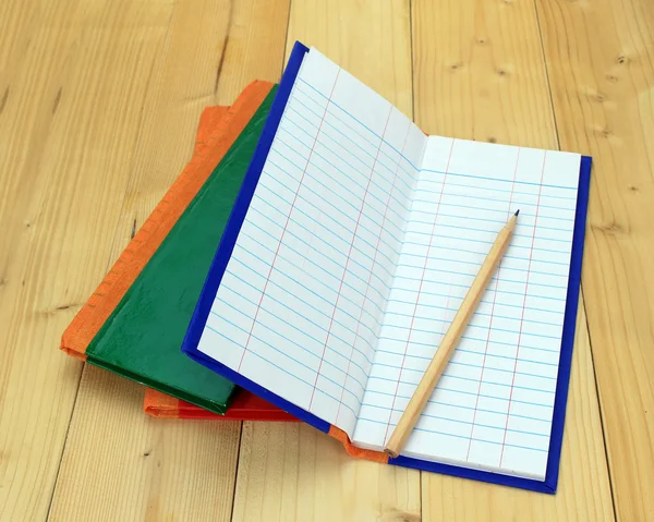 Ahşap yüzey ve kalem boş not defteri — Stok fotoğraf