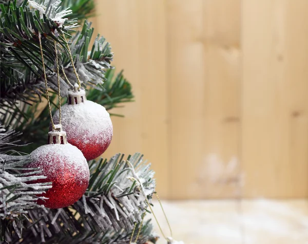 Fundo com árvore de Natal e caixas de presente bonito com arcos — Fotografia de Stock