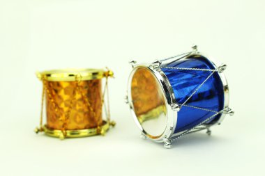 Beyaz arkaplanda Noel süslemesi