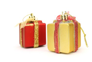 Beyaz arkaplanda izole edilmiş noel hediyesi kutusu