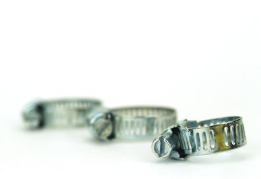 Beyaz adam izole küçük paslanmaz çelik radyatör kelepçesi