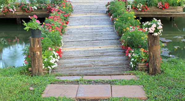 Puente de bambú con flor en el jardín — Foto de Stock