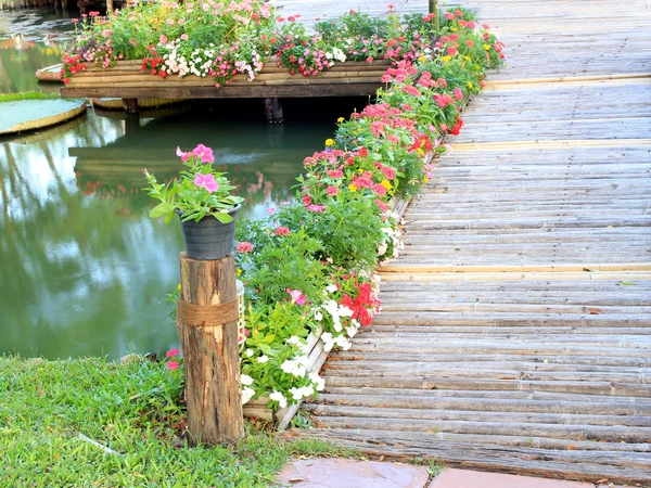 Puente de bambú con flor en el jardín — Foto de Stock