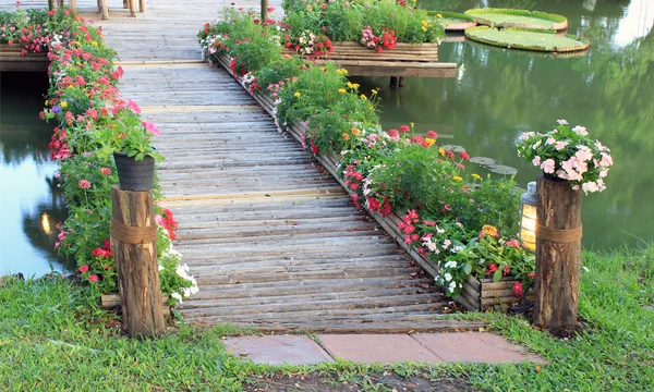 Puente de bambú con flor en el jardín — Foto de Stock