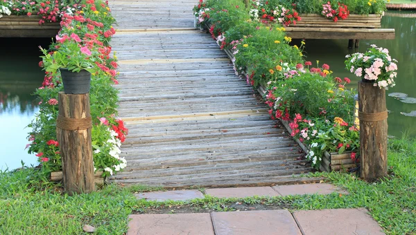 Puente de bambú con flor en el jardín — Foto de Stock