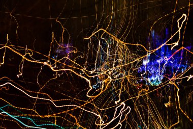 Siyah arka planda soyutlama. Bir web sitesi veya yazdırma için duvar kağıdı, poster, arkaplan olarak kullanılabilir.