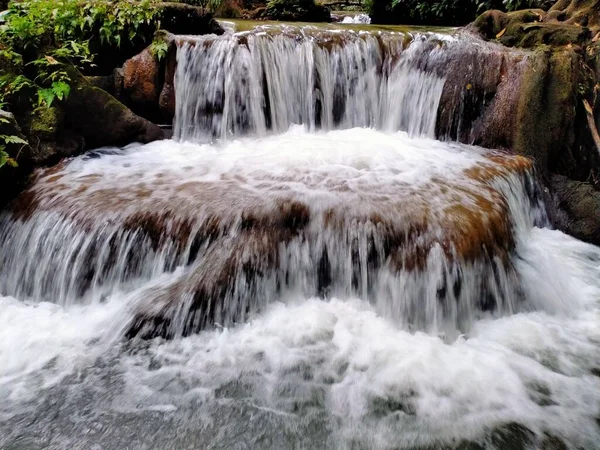 クラビの自然に囲まれた熱帯ジャングルに隠された滝 — ストック写真