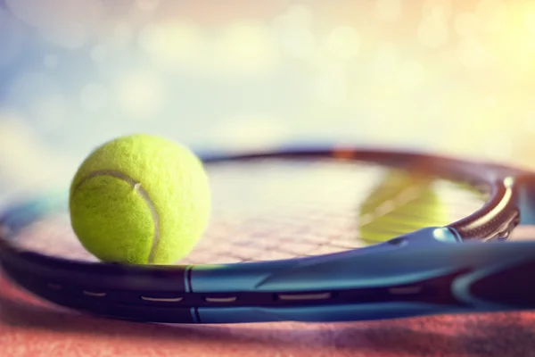 Raqueta de tenis y pelota —  Fotos de Stock