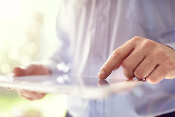 Hombre de negocios trabajando en tableta digital — Foto de Stock