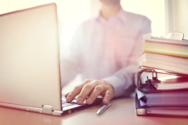 Geschäftsmann mit Laptop — Stockfoto