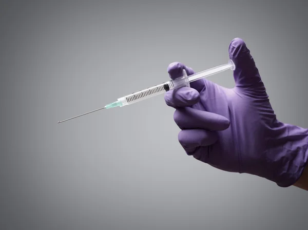Médecin tenant une seringue médicale — Photo