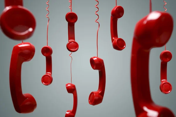 Récepteurs téléphoniques rouges suspendus — Photo