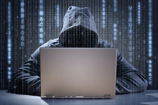 Hacker de computador roubando dados — Fotografia de Stock