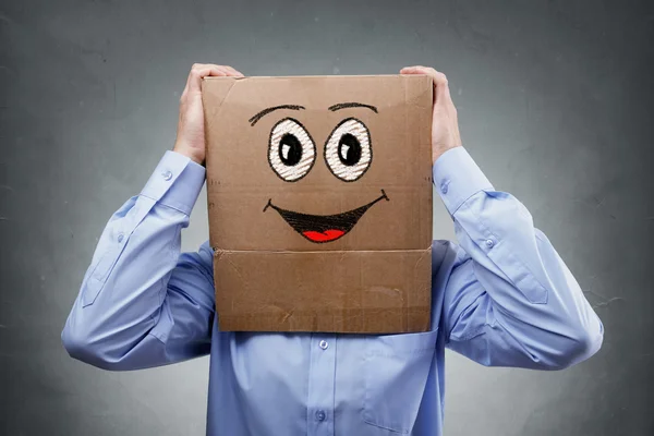 Empresário com caixa de papelão na cabeça — Fotografia de Stock