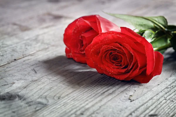 Red roses on wooden background — Stock Photo, Image