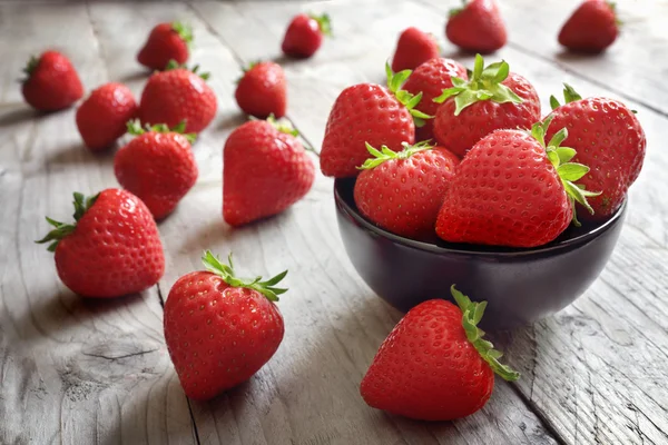 Erdbeeren frisch gepflückt in einer Schüssel — Stockfoto