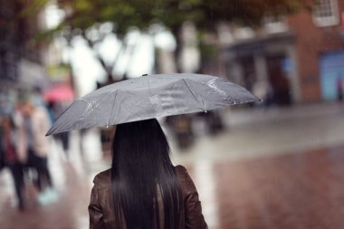 siyah bir şemsiye tutan kadın 