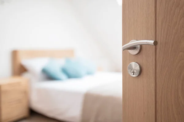 带钥匙和钥匙的酒店房间或公寓门在敞开的门和卧室后面 — 图库照片