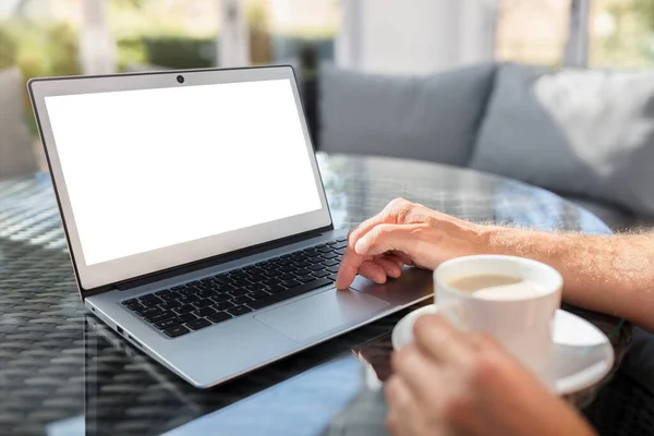 Hombre Con Computadora Portátil Escritorio Trabajando Cafetería Oficina Con Pantalla —  Fotos de Stock