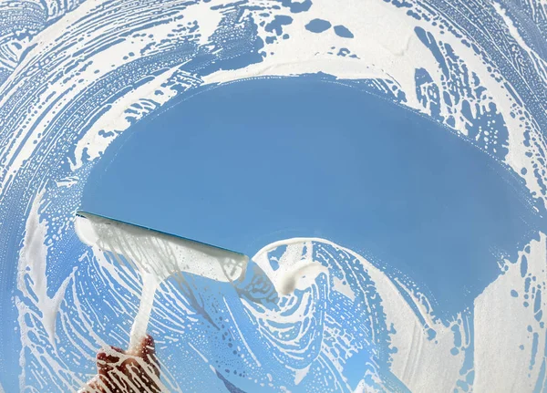 Czyściciel Okien Pomocą Squeegee Mycia Okna Czystym Niebieskim Niebem — Zdjęcie stockowe