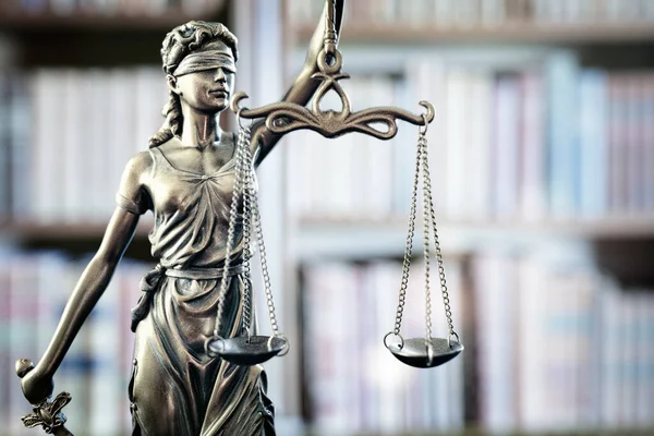 Юридична Юридична Статуя Леді Юстиції Масштаби Справедливості Юридичних Книг Книжковій — стокове фото