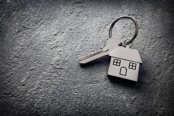 House Key House Shaped Keychain Stone Concept Real Estate Moving — Stock Photo, Image