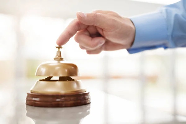 Empresário Tocando Sino Serviço Recepção Hotel Para Atrair Atenção — Fotografia de Stock