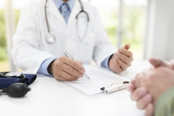 Médico Paciente Tomando Notas Cirugía Médica — Foto de Stock