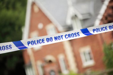 Polis olay yerinde evin önünde