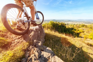 yokuş aşağı toprak pistte seyir Mountainbiker