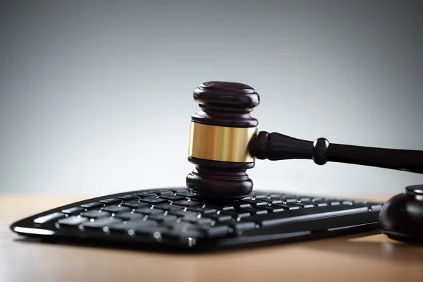 Justice gavel and computer keyboard — Stock Photo, Image