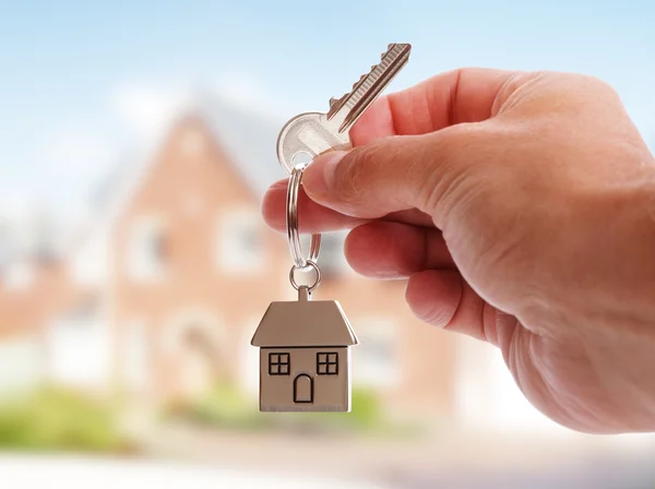 Giving house keys — Stock Photo, Image